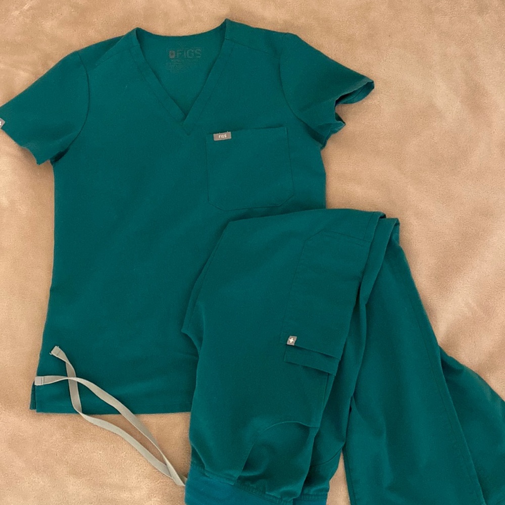 FIGS hunter tall green cargo pants and one-pocket scrub top in size XS